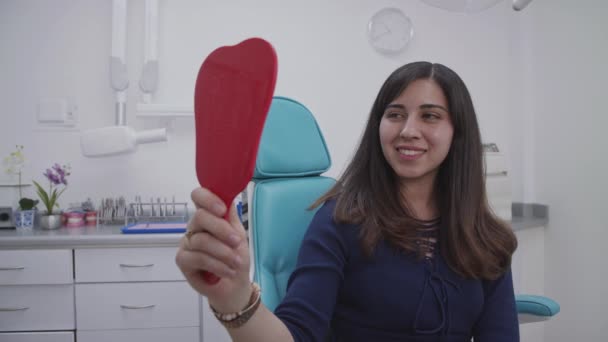 Paciente Feliz Mirando Sus Dientes Comprueba Sonrisa Espejo Certifica Buen — Vídeos de Stock