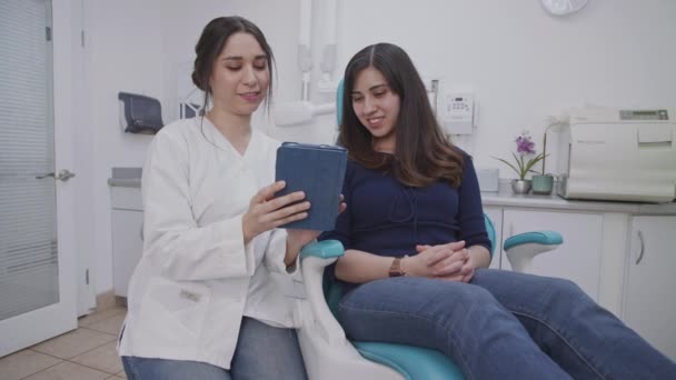 Mujer Dentista Explicando Paciente Tableta Paciente Observa Buscar Comprender Que — Vídeos de Stock