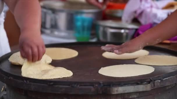 Mujer Cocinando Tortillas Hechas Mano México — Vídeos de Stock