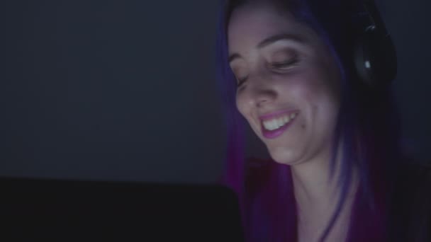 Крупним Планом Молода Дівчина Посміхається Коли Вона Використовує Свій Ноутбук — стокове відео