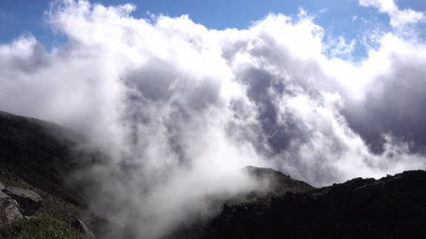 Nuvens Sussurradas Voadoras Baixas Flutuando Uma Superfície Rochosa — Vídeo de Stock