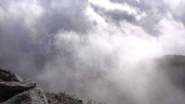 Nuvens Voadoras Baixas Flutuando Uma Superfície Rochosa — Vídeo de Stock