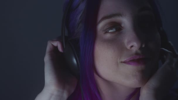 Nahaufnahme Eines Jungen Mädchens Das Die Musik Genießt Die Hört — Stockvideo