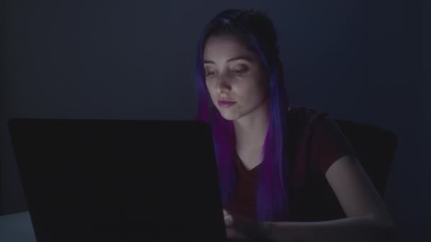 Fiatal Lány Dolgozik Laptopján Szoba Sötét Képernyő Megvilágítja Arcát — Stock videók