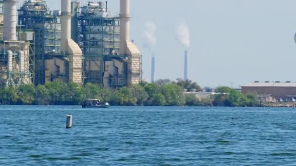 Elektriciteitscentrale Bij Een Meer Met Stoom Rook Afkomstig Van Schoorsteen — Stockvideo