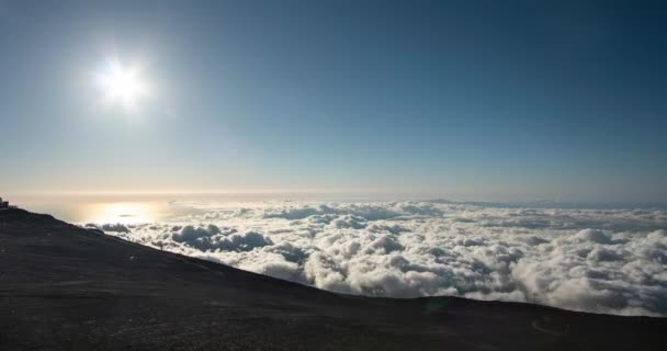 Tijdspanne Van Wolken Door Haleakala Krater — Stockvideo