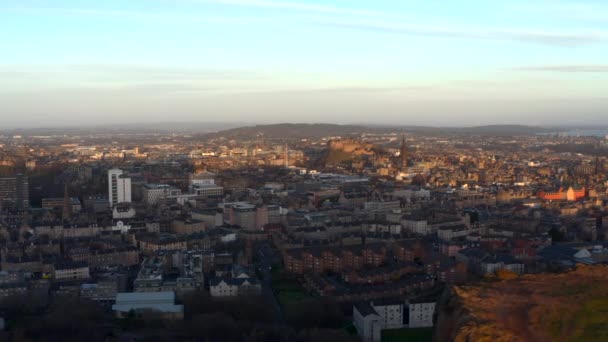 Spåra Rakt Över Salisbury Crags Holyrood Park Med Edinburgh Stad — Stockvideo