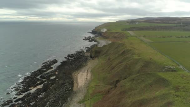 Vista Aerea Che Attraversa Promontorio Dirigendosi Dunbeath Verso Dunbeath Castle — Video Stock