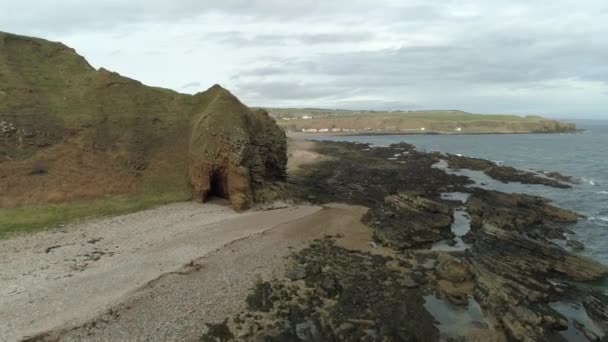 Luftaufnahme Der Felsigen Küstenregion Richtung Dunbeath Caithness Schottland — Stockvideo