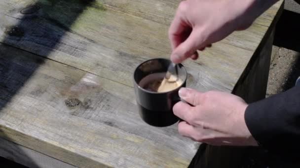Împușcat Aproape Mână Amestecând Prin Cafea Lingură Metal Într Ceașcă — Videoclip de stoc