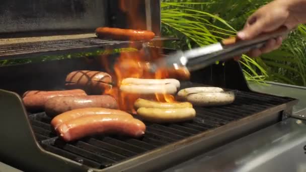 Bbq Sunny Day Salchichas Parrilla Comida Hombres Poniendo Salchichas Barbacoa — Vídeos de Stock