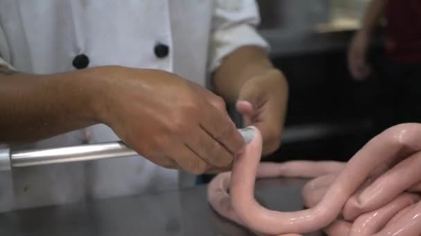 Kiełbasy Procesu Mięsnego Fabryka Produkcji Ręcznie Wędzone Gotowane Wrap Przyprawa — Wideo stockowe