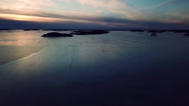 フィンランドのナタリで海氷の上でスケート カラフルなドローン映像 — ストック動画