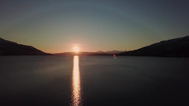 Solnedgång Över Hav Och Fjäll Vid Rombaksfjord Norra Norge Drönarbilder — Stockvideo