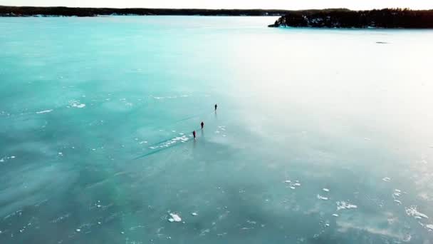 Schaatsen Boven Zee Ijs Bij Naantali Finland Kleurrijke Drone Beelden — Stockvideo