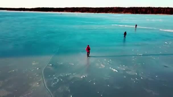 Schaatsen Boven Zee Ijs Bij Naantali Finland Kleurrijke Drone Beelden — Stockvideo