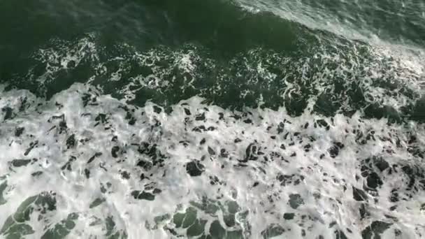 Havadan Kuşbakışı Görüntü Deniz Köpüğü Dalgaların Üzerinde Uçuyor — Stok video