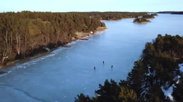 Skridskoåkning Över Havsis Nådendal Finland Färgglada Drönarbilder — Stockvideo