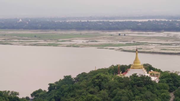 Ampla Vista Sobre Rio Mianmar Com Belo Pagode Topo Uma — Vídeo de Stock