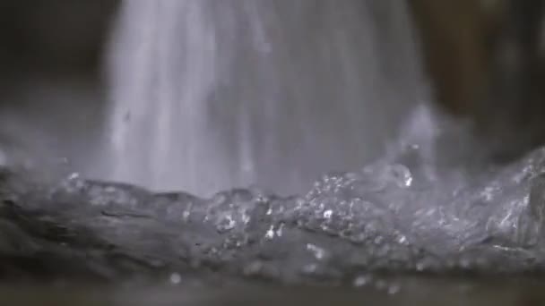 Verschluss Eines Schweren Wasserdurchflusses Aus Einem Abwasserrohr — Stockvideo