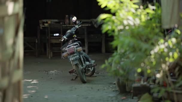 Oude Gebruikte Scooter Staan Achtertuin Van Een Huis Myanmar — Stockvideo