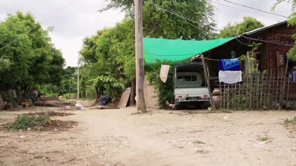 Haan Passeert Weg Arme Stad Buurt Van Mandalay — Stockvideo