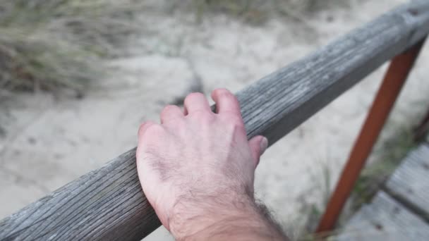 Una Mano Masculina Descansa Sobre Una Barandilla Madera Otra Mano — Vídeo de stock