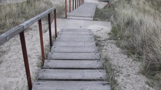 Hipster Mann Läuft Die Treppe Den Dünen Hinunter — Stockvideo