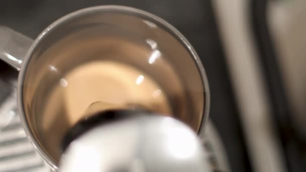 バードアイコーヒーのショットは マグカップにコーヒーメーカーから作られている — ストック動画