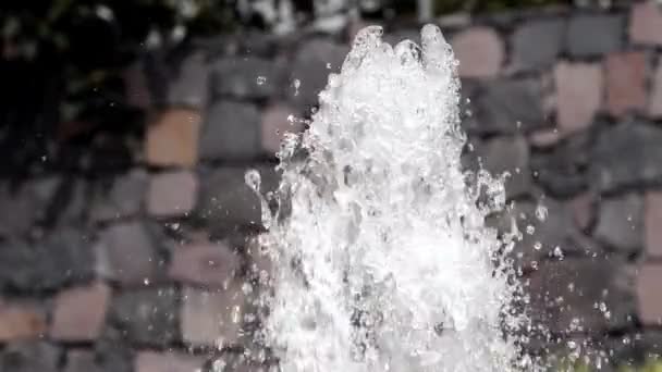 Frischwasser Spritzende Fontäne Spray Nahaufnahme Zeitlupe Steinmauer Hintergrund Laufe Des — Stockvideo