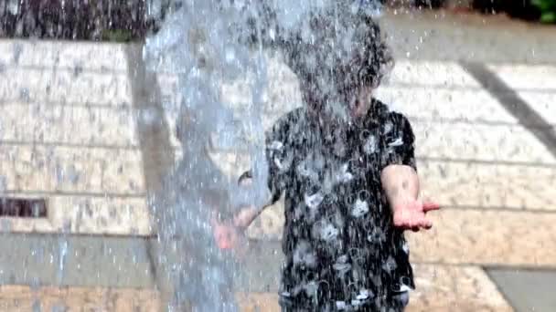 Unidentified Child Playing Exploring Water Fountain Getting Wet Enjoying Sensation — Stock Video