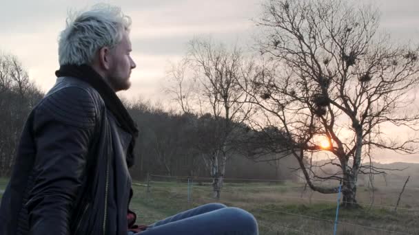 Midden Foto Van Een Blanke Man Die Natuur Zit Terwijl — Stockvideo