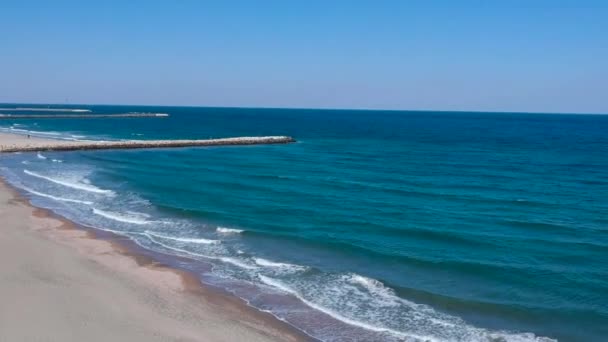 Красивые Синие Морские Волны Ударяющиеся Берег Панорамным Видом Движение Вперед — стоковое видео