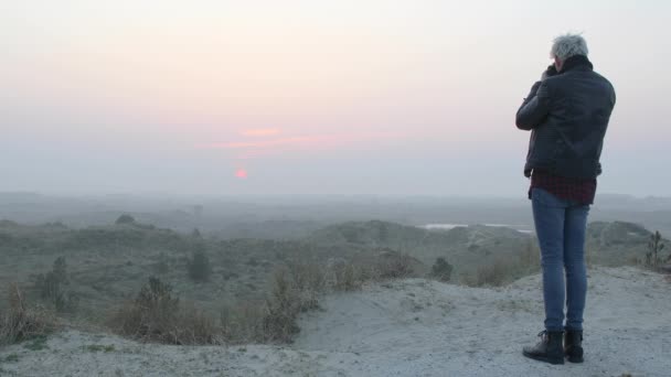 Weitwinkelaufnahme Eines Landschaftsfotografen Beim Fotografieren Der Natur Bei Sonnenuntergang Oder — Stockvideo