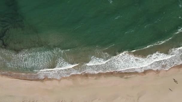 Красивые Морские Волны Ударяющиеся Берег Воздушный Переход Слева Направо — стоковое видео
