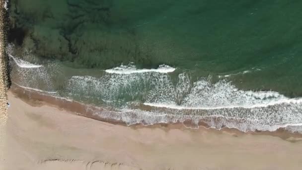 Belas Ondas Atingindo Costa Rotação Aérea Céu — Vídeo de Stock