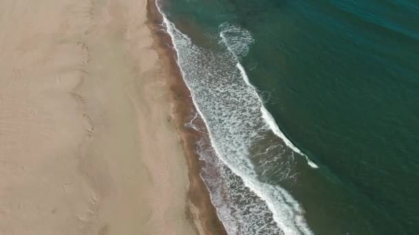 Pequenas Ondas Atingindo Costa Panning Aéreo Céu Azul Para Água — Vídeo de Stock