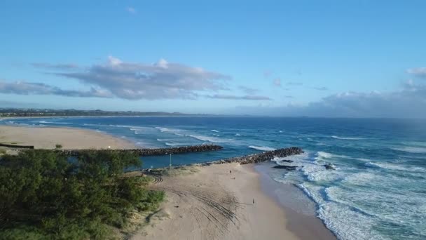 Медленный Вид Воздуха Пляж Восходе Солнца Красивыми Волнами Голубом Океане — стоковое видео