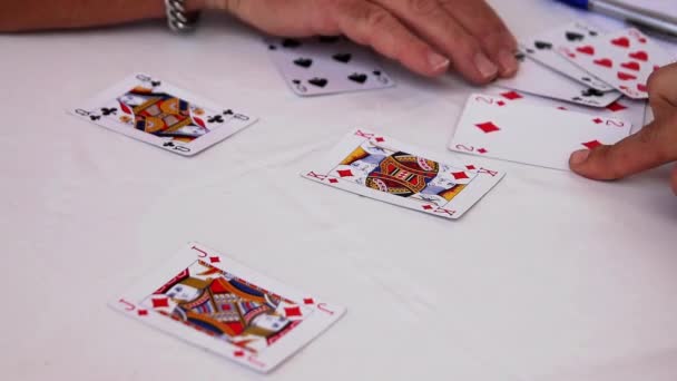 Jogando Cartas Mesa Branca Contando Cartas Escrevendo Pontos Homens Mãos — Vídeo de Stock