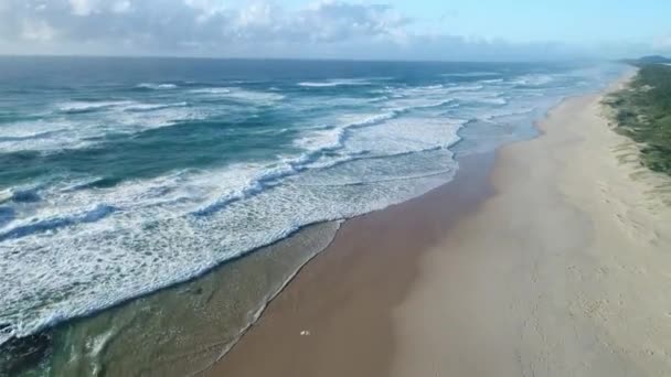 Vertical Panning Tiro Uma Praia Nascer Sol Com Água Azul — Vídeo de Stock