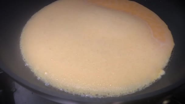 Uma Omelete Simples Omelete Cozinhando Uma Frigideira — Vídeo de Stock