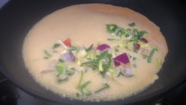 Zblízka Plněná Zeleninová Omeleta Nebo Omeleta Nakrájenými Sladkými Papričkami Cibulí — Stock video