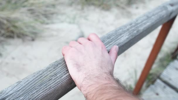 Κοντά Χέρια Ενός Γκέι Ζευγαριού Ένας Προσπαθεί Κρατήσει Άλλο Χέρι — Αρχείο Βίντεο