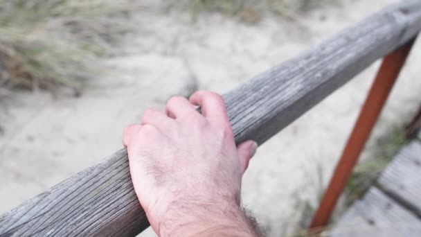 Close Tiro Uma Mão Masculina Com Outro Homem Mão Tocando — Vídeo de Stock