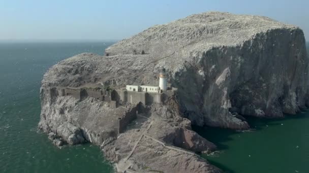 Une Vue Aérienne Encerclant Bass Rock Phare Alors Que Les — Video