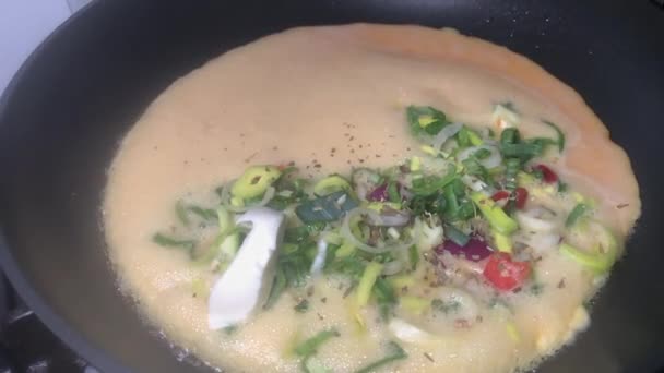 Langzame Beweging Van Mozzarella Kaas Plakjes Geplaatst Een Plantaardige Omelet — Stockvideo