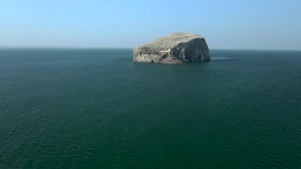 Une Vue Aérienne Approchant Bass Rock Phare Travers Mer Que — Video