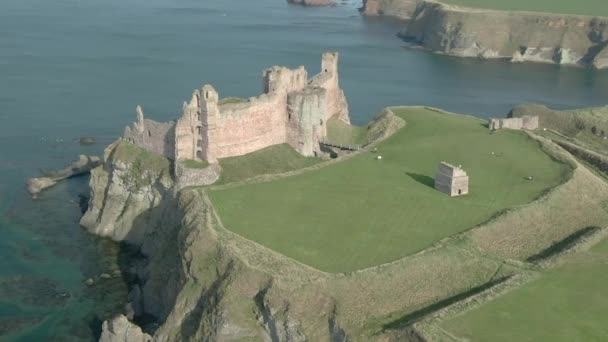 Eine Luftaufnahme Der Front Der Burgruine Von Tantallon Einem Sonnigen — Stockvideo