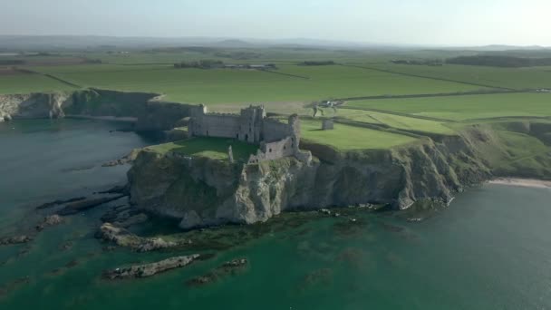 Flygbild Insidan Tantallon Castle Ruin Solig Dag East Lothian Skottland — Stockvideo