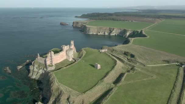 Eine Luftaufnahme Die Einem Sonnigen Tag Über Der Burgruine Tantallon — Stockvideo